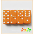 Double 6 domino orange dans une boîte en bois